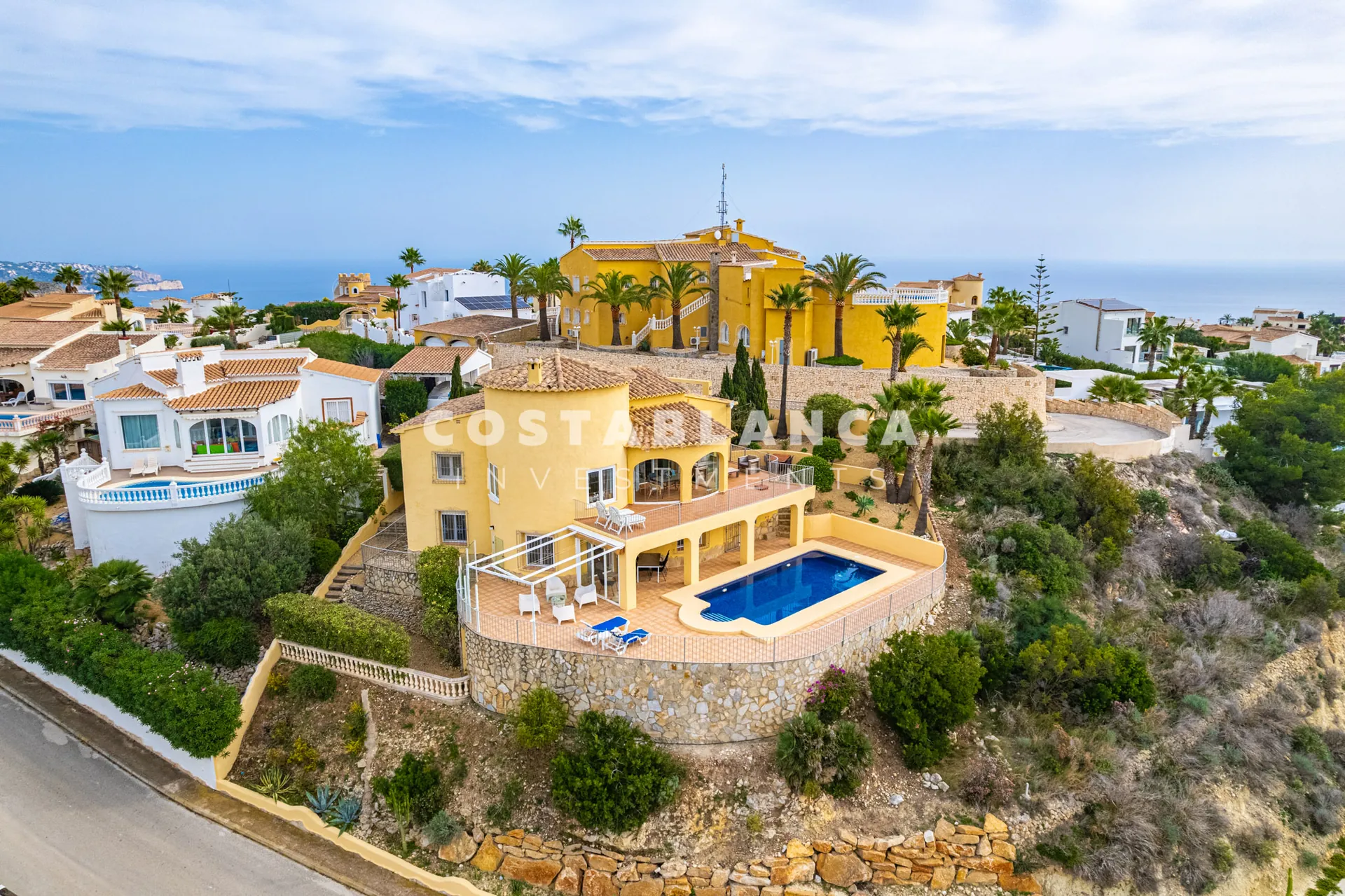 Vila mediteraneană cu vederi panoramice la mare și la munte de vânzare în Benitachell.