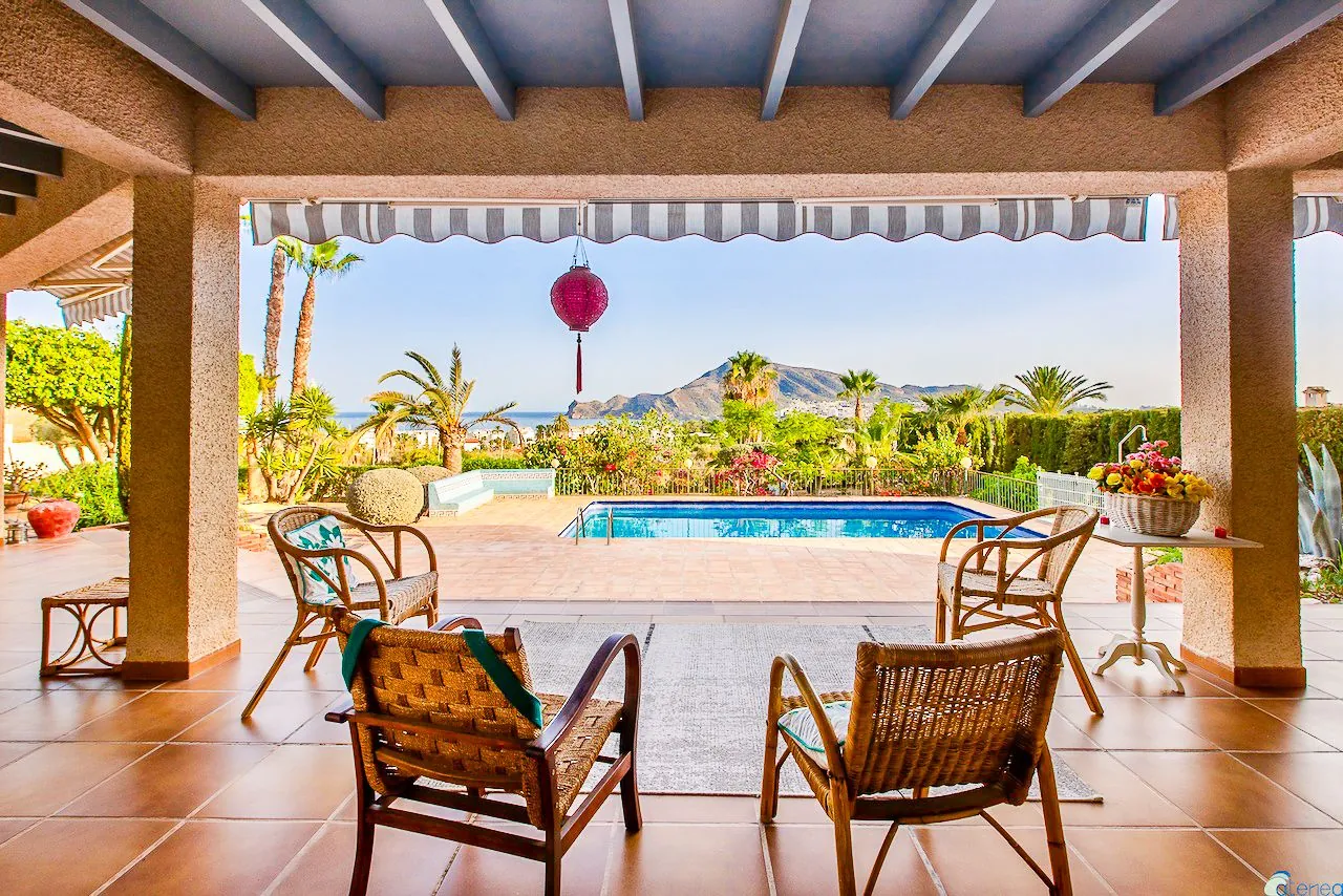 Mediterranean Villa with Garage for Sale in Altea