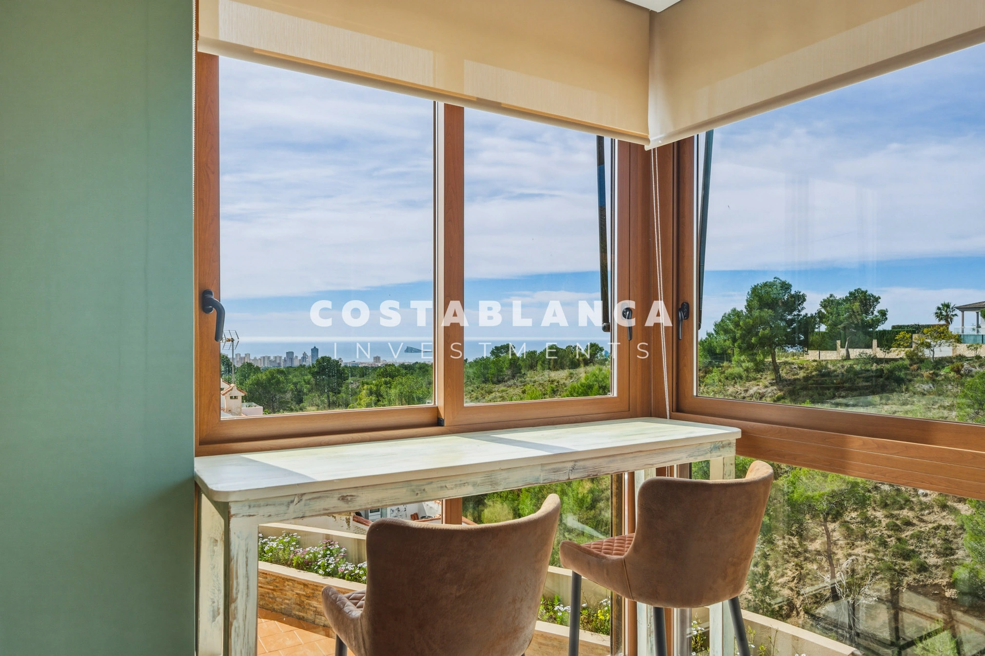 Premium 5-bedroom villa with pool and sea views for sale in La Nucía.