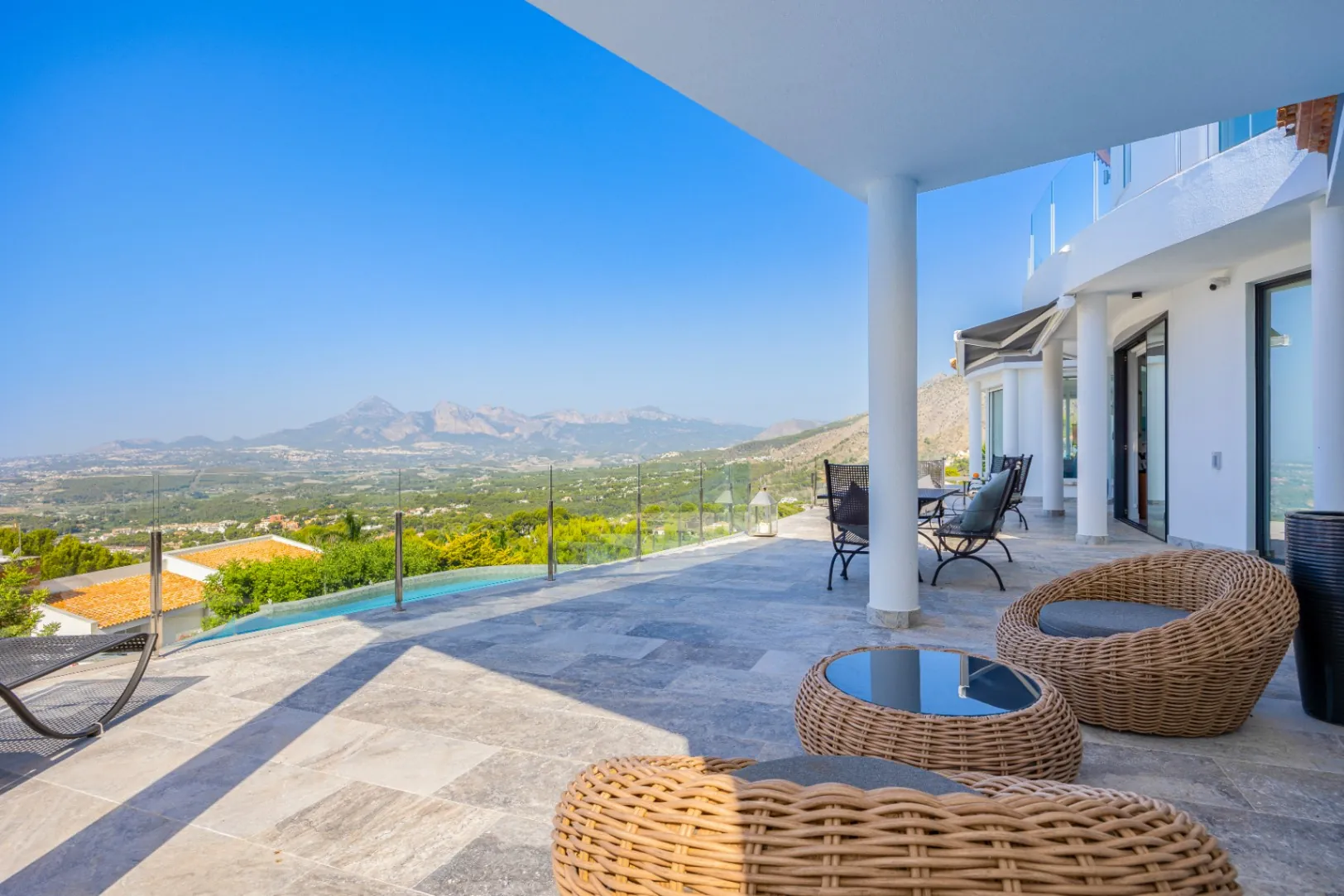 Luxury Villa with Spacious Garage and Sea Views for Sale in Altea la Vella