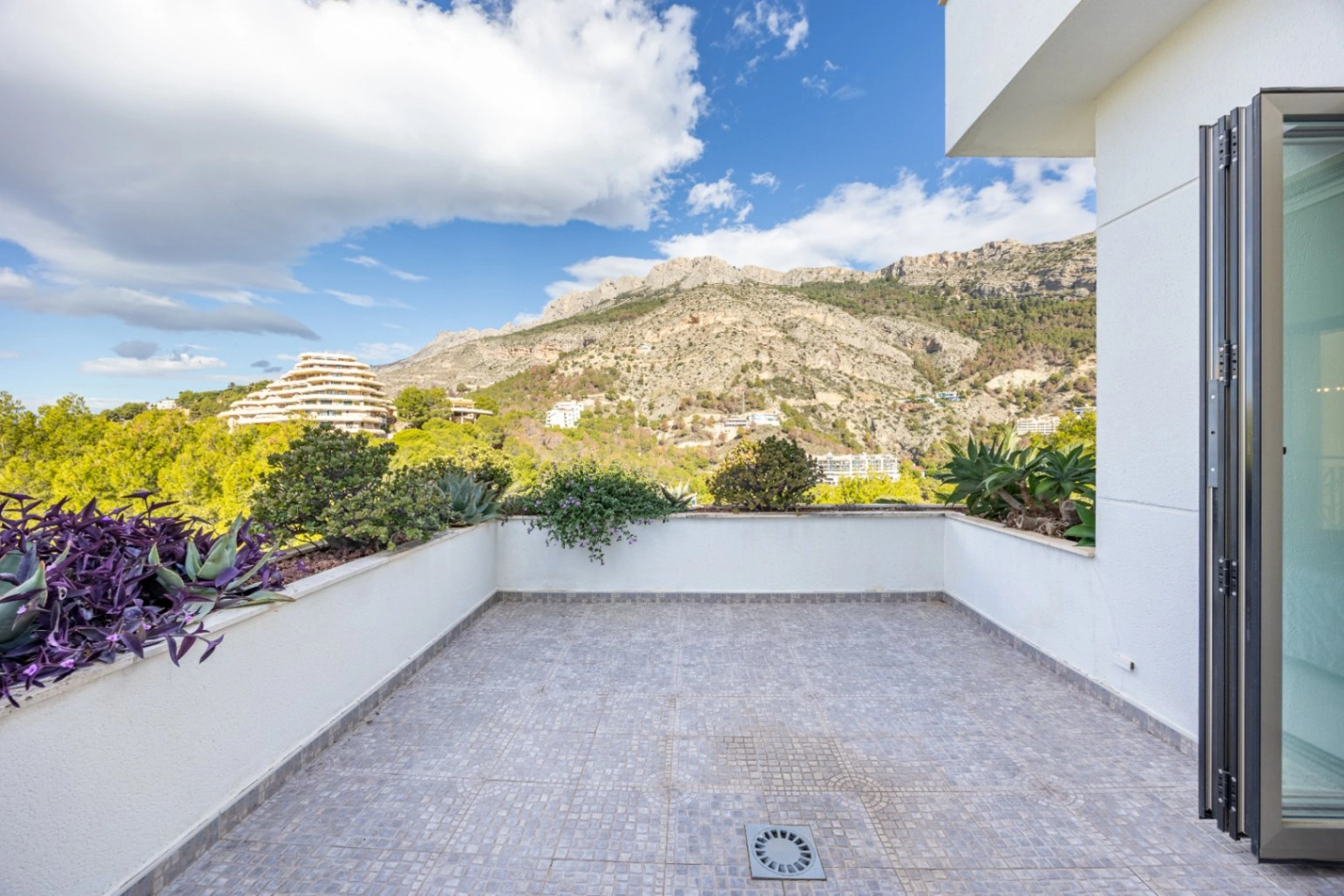 Stunning Villa with Mountain Views for Sale in Altea La Vella