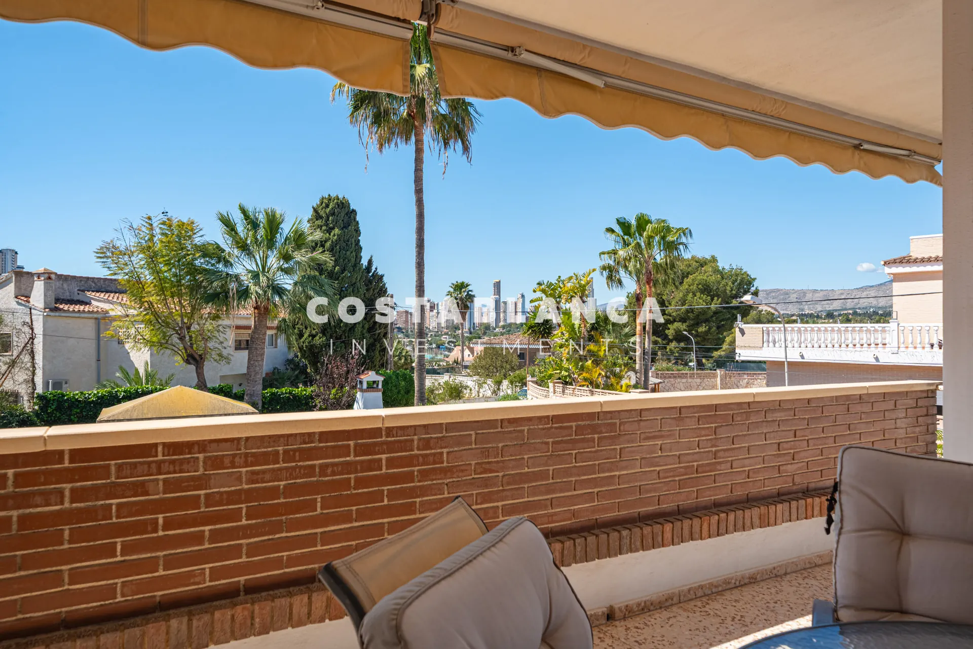 Vilă mediteraneană de lux de vânzare în Benidorm cu grădină, terase și intimitate.