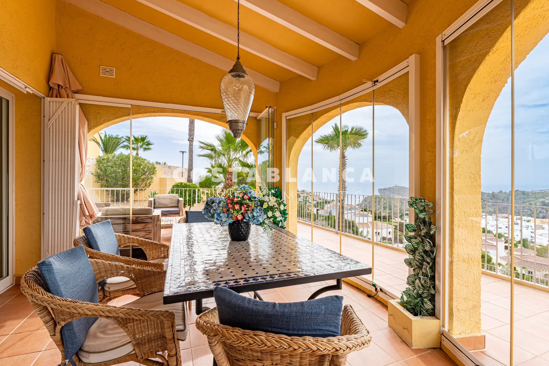 Vila mediteraneană cu vederi panoramice la mare și la munte de vânzare în Benitachell.