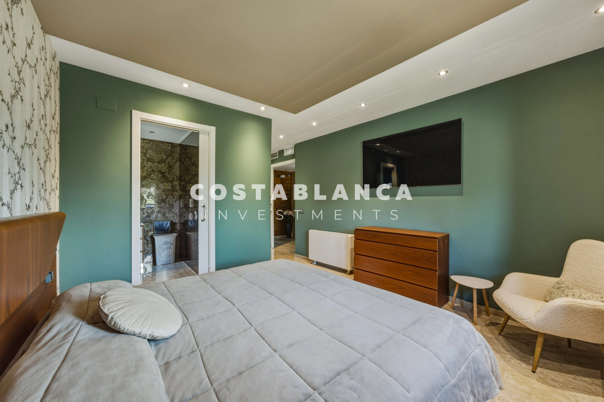 Premium 5-bedroom villa with pool and sea views for sale in La Nucía.