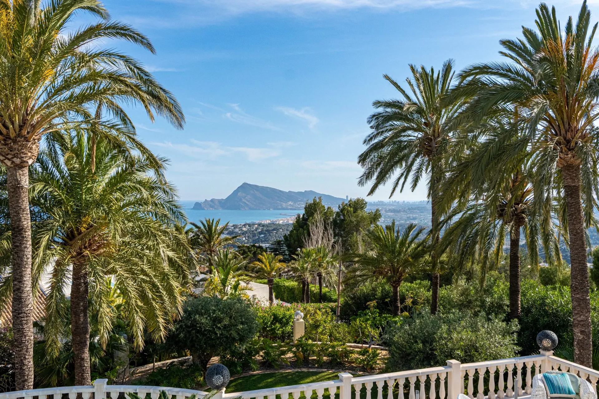 ELEGANT VILLA WITH PANORAMIC SEA VIEWS FOR SALE IN ALTEA