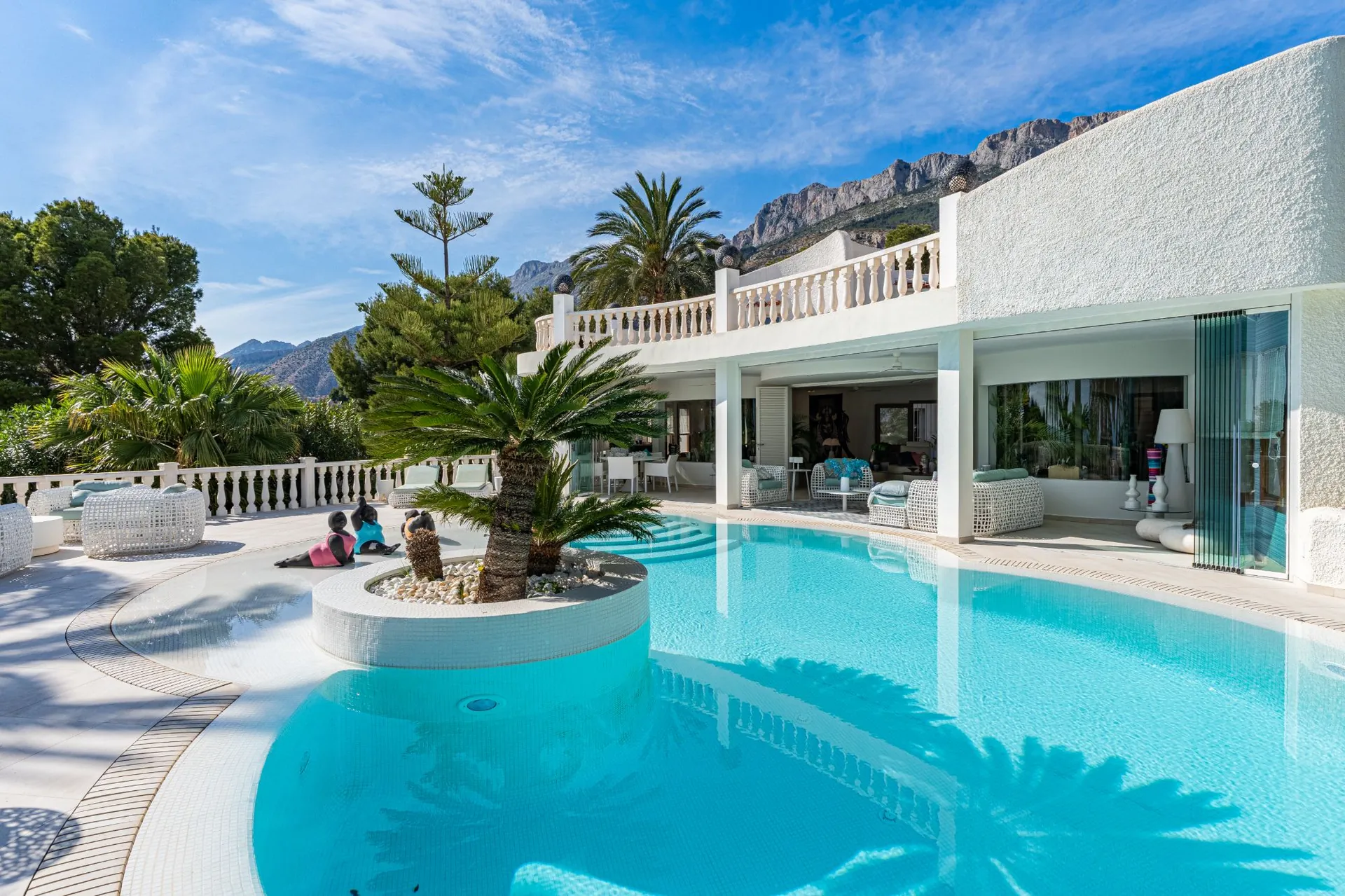 ELEGANT VILLA WITH PANORAMIC SEA VIEWS FOR SALE IN ALTEA