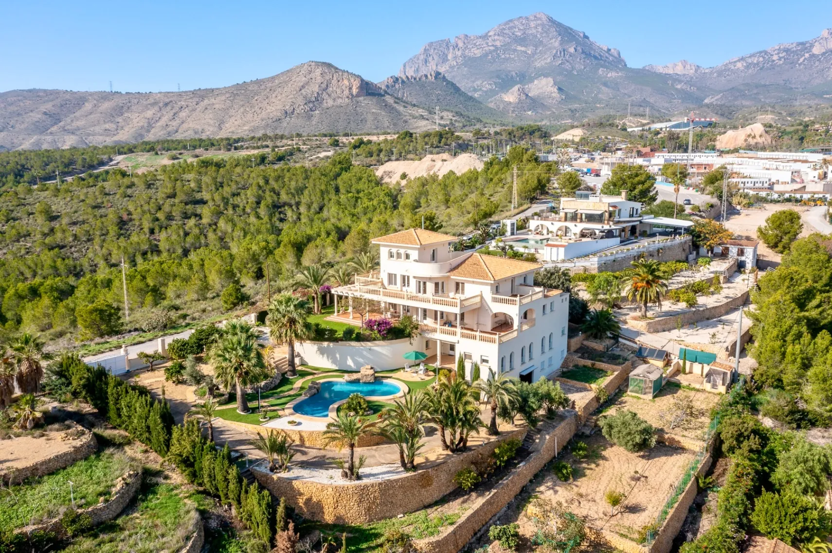 Villa for sale in Benidorm with sea Views and large Plot