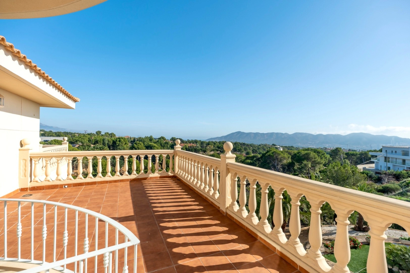 Villa for sale in Benidorm with sea Views and large Plot