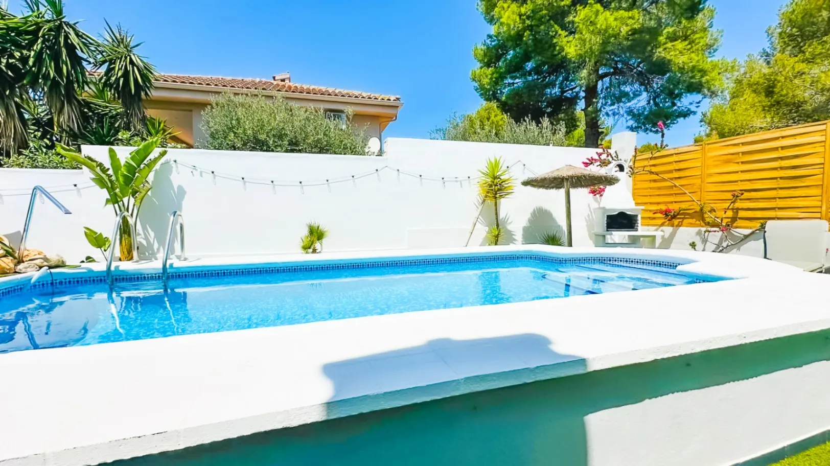 Villa In La Nucia With Pool and Garden For sale