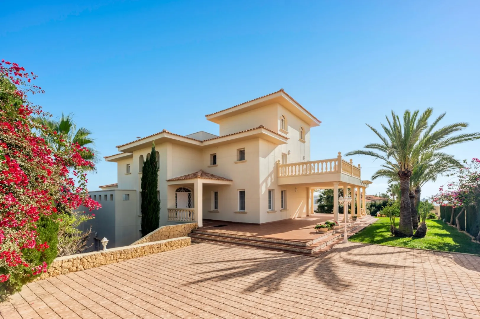 Villa for sale in Benidorm with sea Views and large Plot