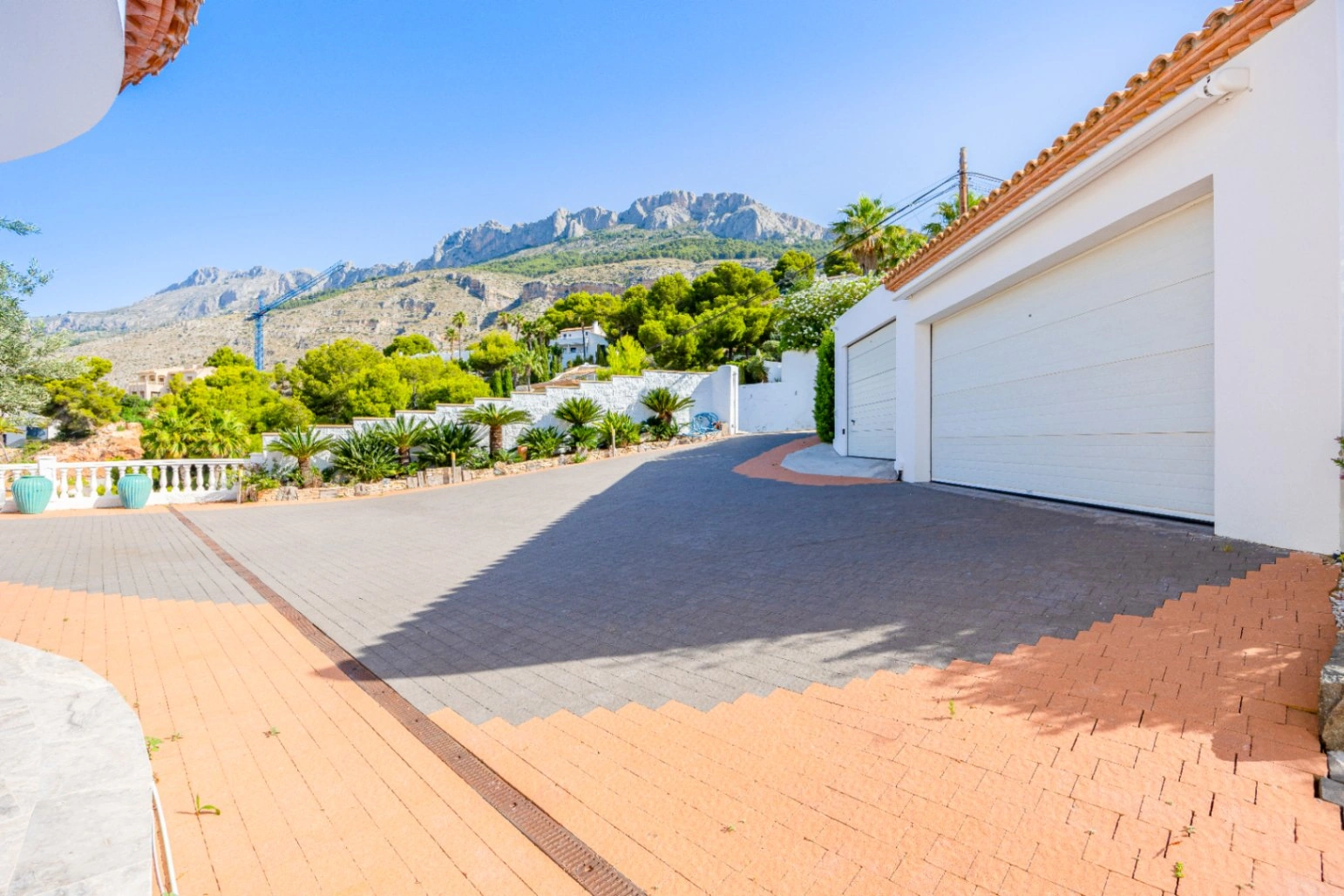 Luxury Villa with Spacious Garage and Sea Views for Sale in Altea la Vella