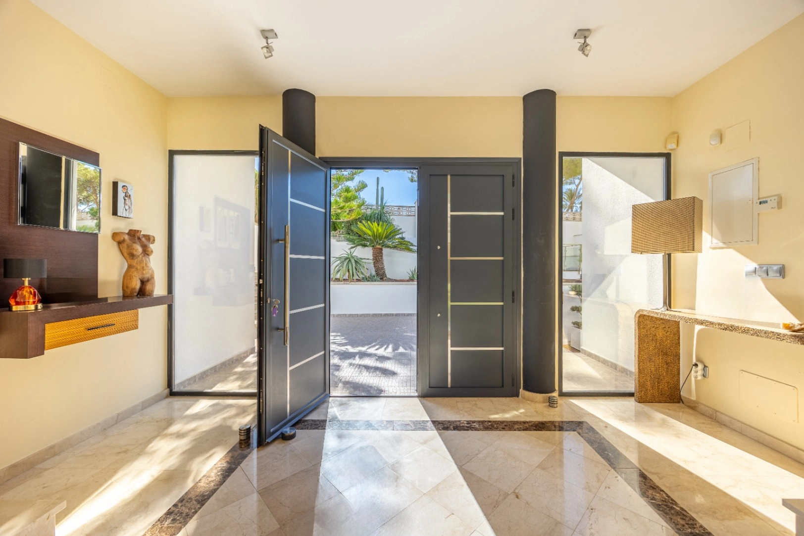 Stunning Villa with Mountain Views for Sale in Altea La Vella
