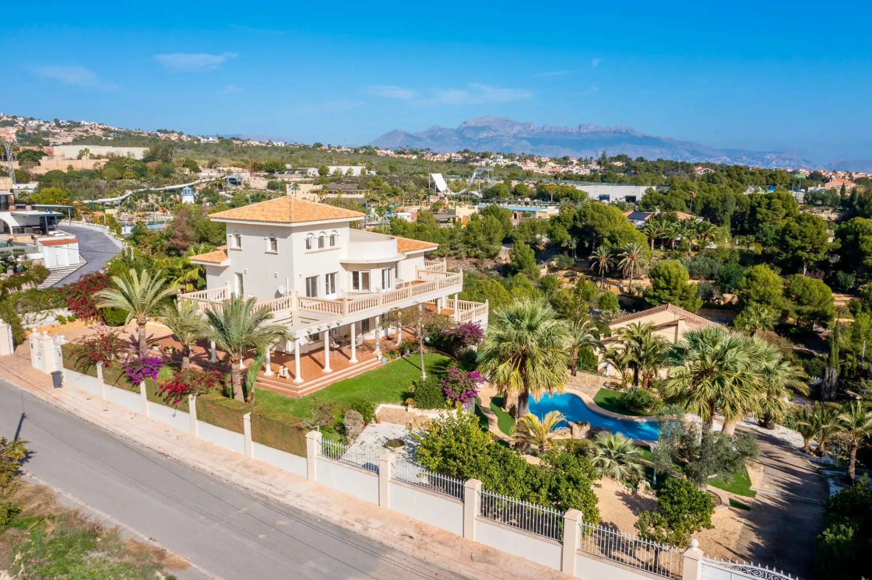 Villa for sale in Benidorm with sea Views and large Plot