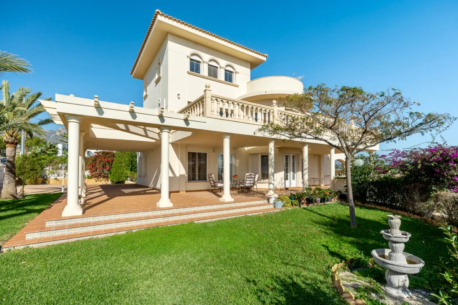 Villa for sale in Benidorm with sea Views and large Plot