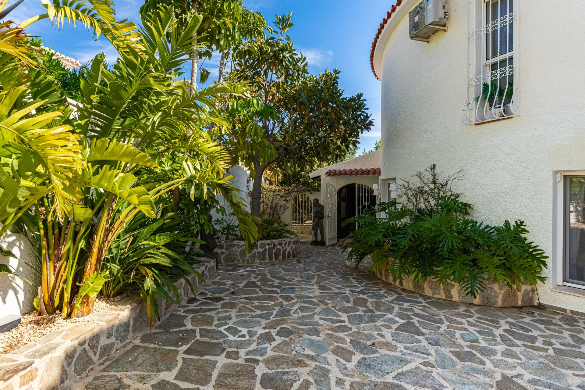 ELEGANT VILLA WITH PANORAMIC SEA VIEWS FOR SALE IN ALTEA