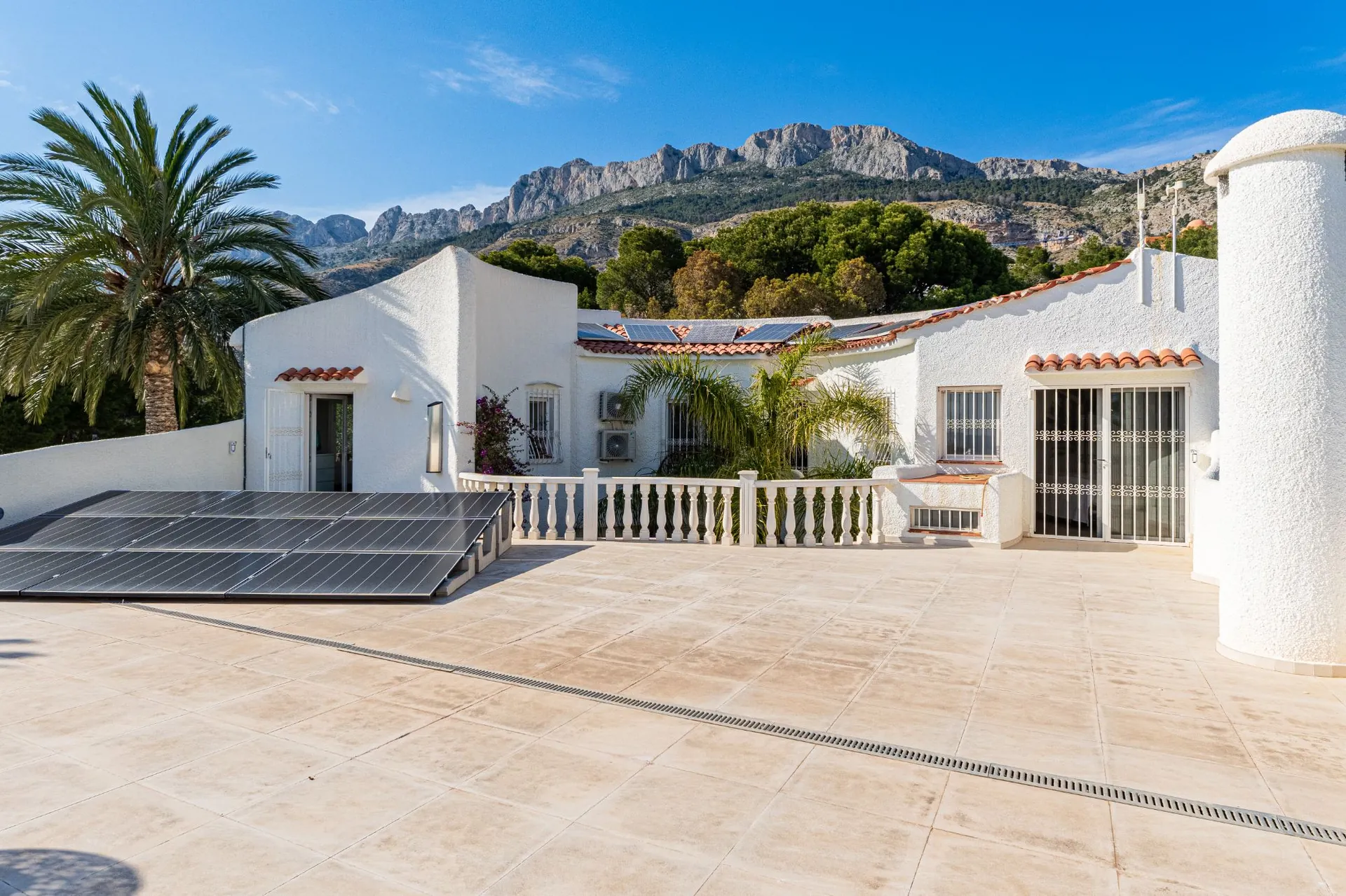 ELEGANT VILLA WITH PANORAMIC SEA VIEWS FOR SALE IN ALTEA