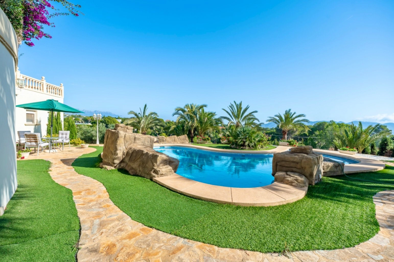 Villa for sale in Benidorm with sea Views and large Plot