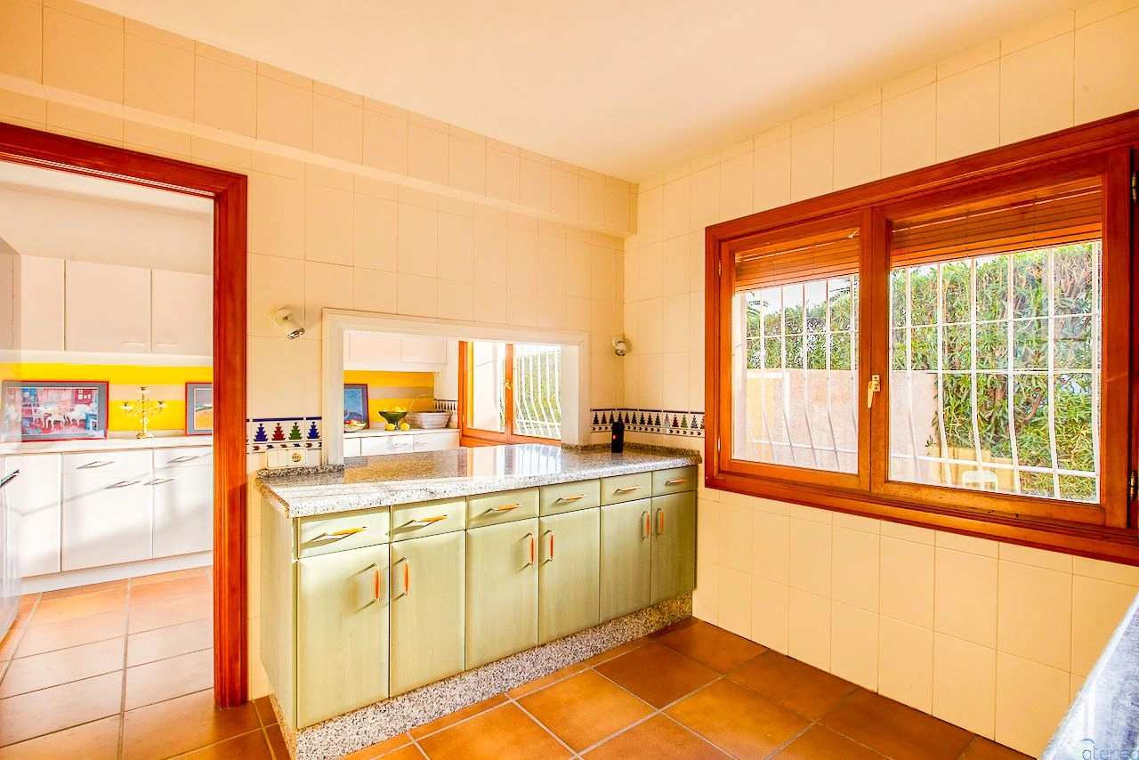 Mediterranean Villa with Garage for Sale in Altea