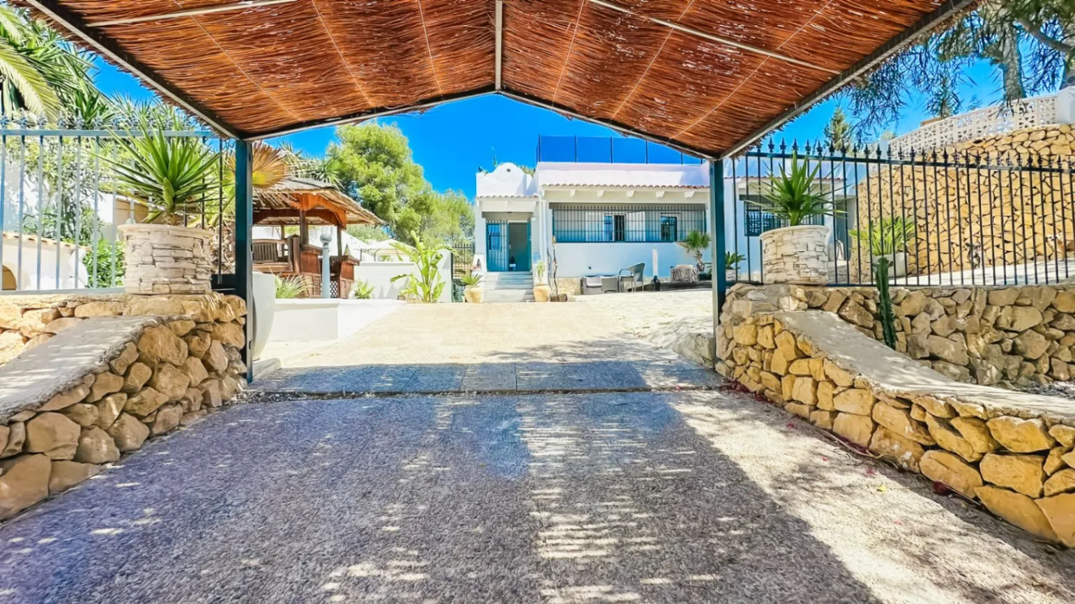 Villa In La Nucia With Pool and Garden For sale