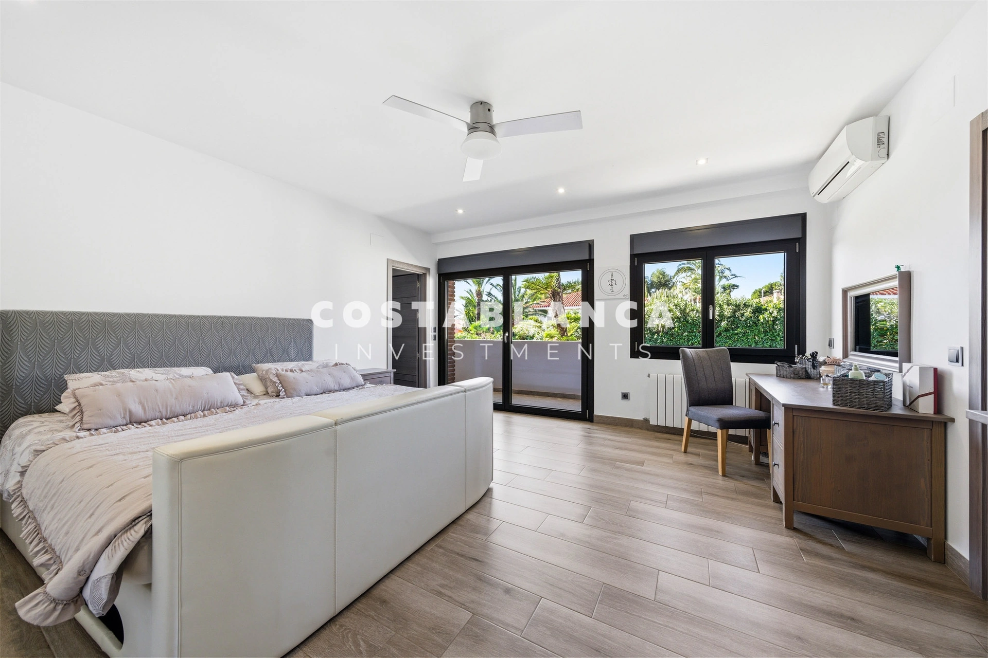 Vilă de lux complet recondiționată cu apartament privat, piscină și vedere la munte, de vânzare în Benidorm.