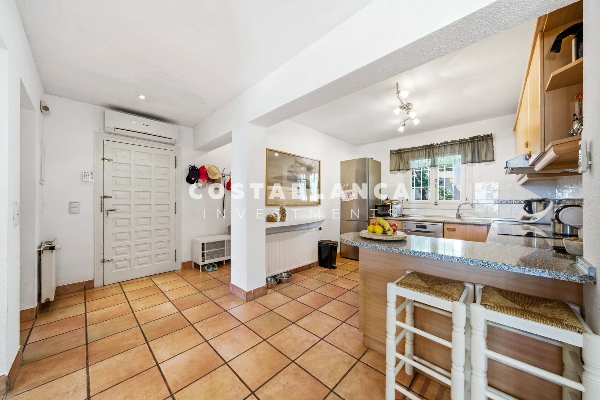 Vila privată cu vedere la mare pe o parcelă de 2.120 m2 de vânzare în Altea.
