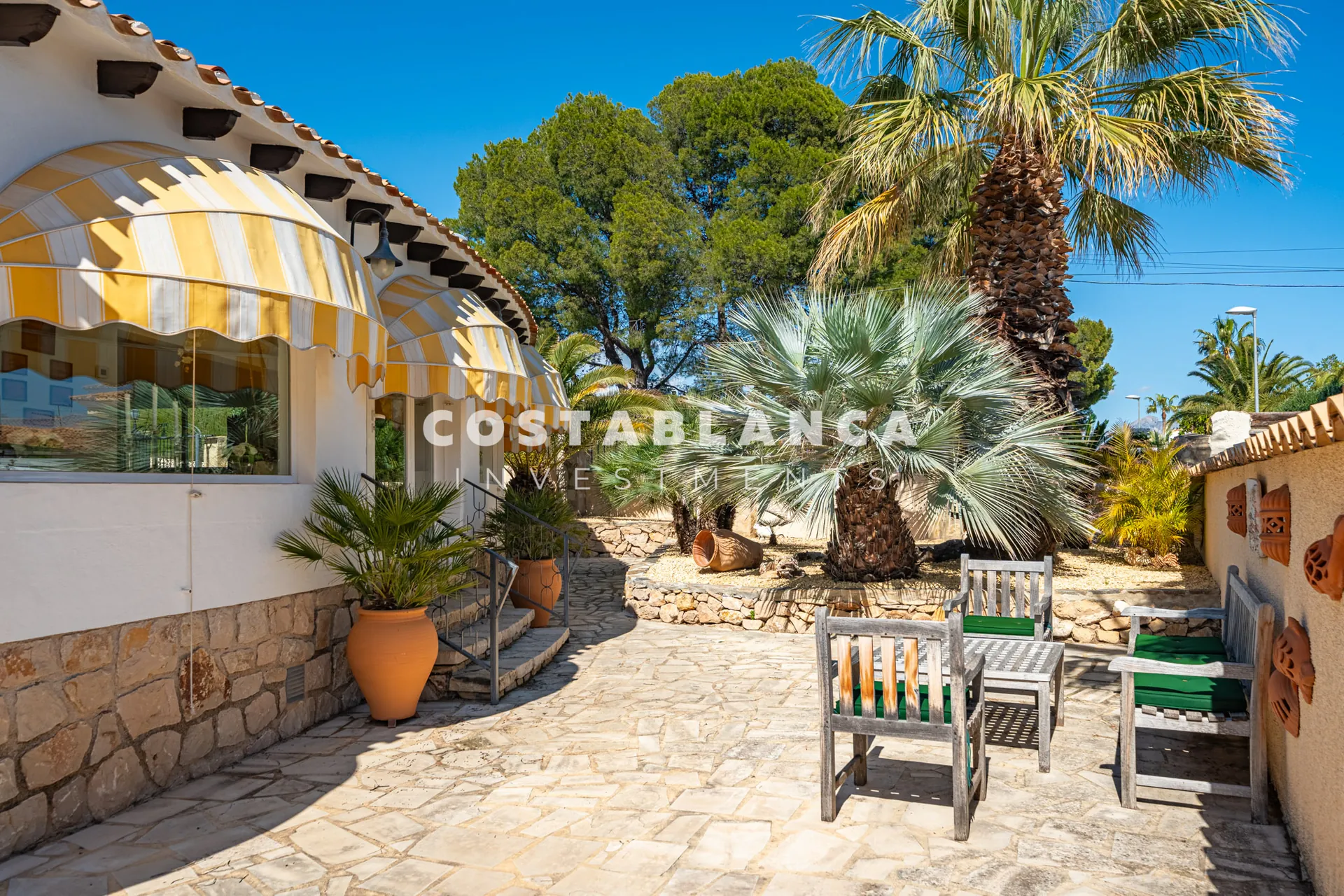 Charming villa with independent guest apartment and pool for sale in La Nucía.