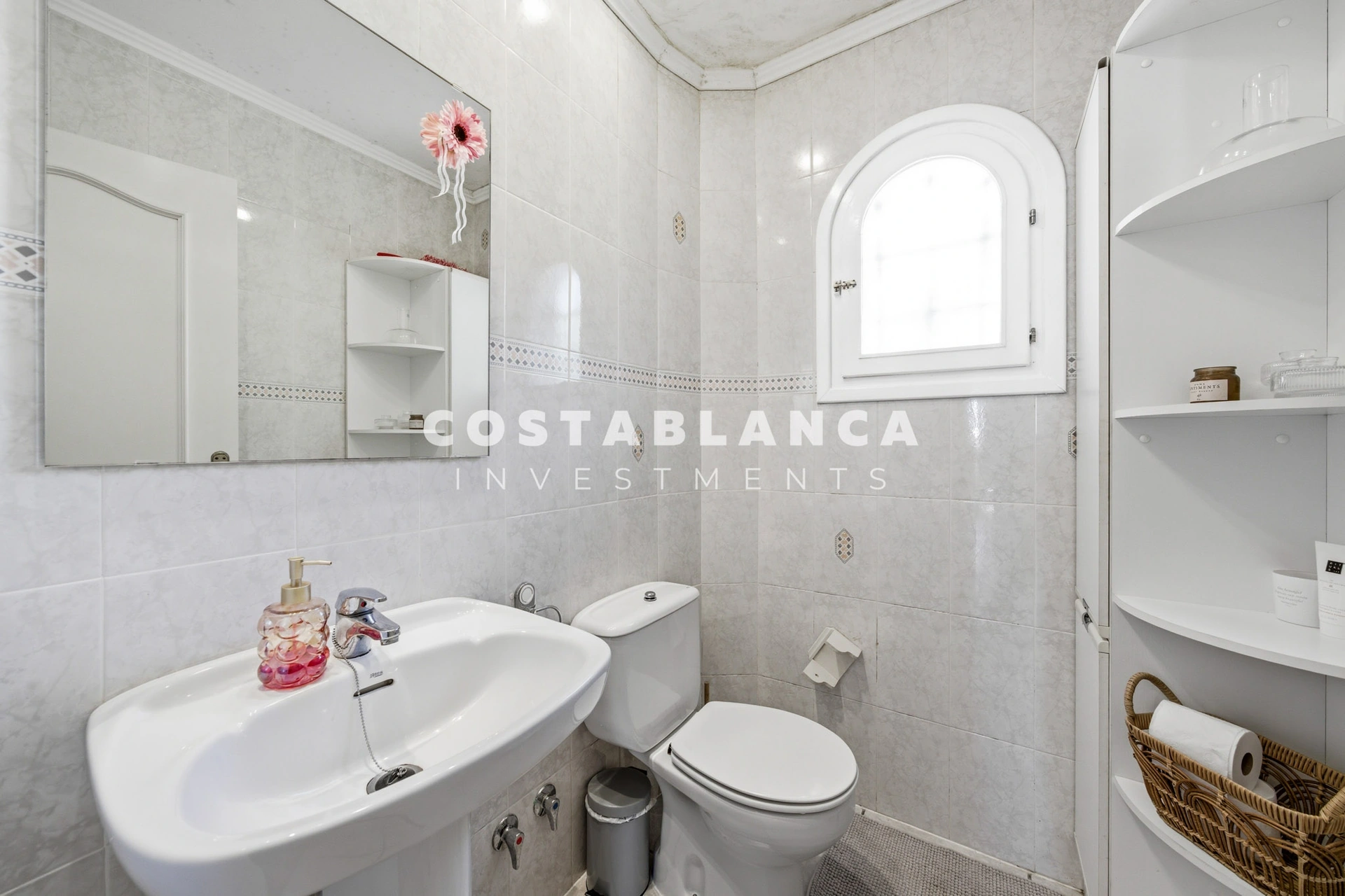 Vila privată cu vedere la mare pe o parcelă de 2.120 m2 de vânzare în Altea.