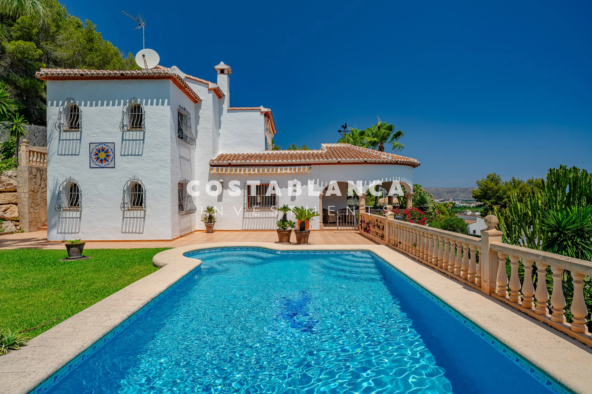 Luxury double plot with uninterrupted views of the green area and the sea for sale in Jávea.