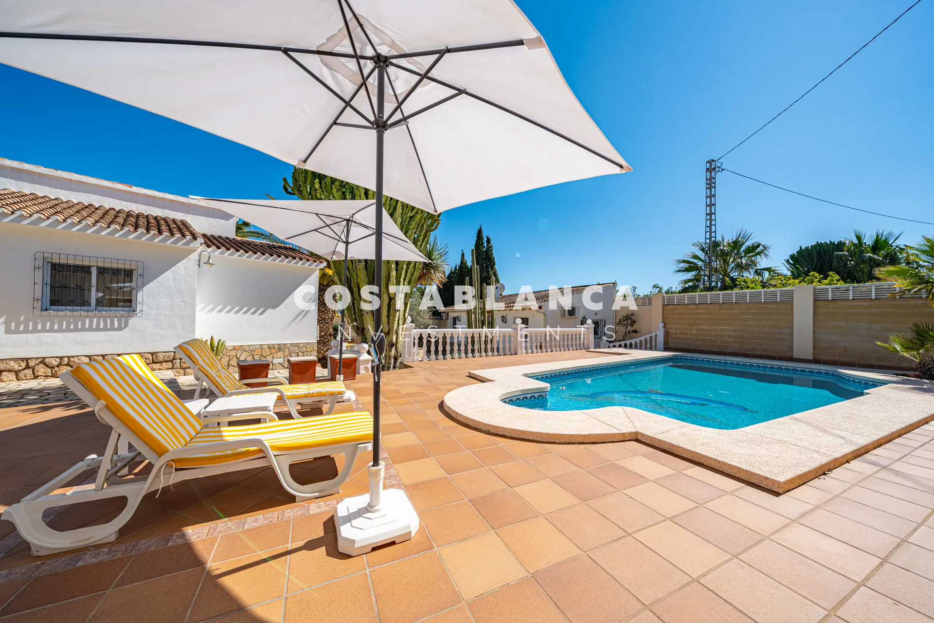 Charming villa with independent guest apartment and pool for sale in La Nucía.