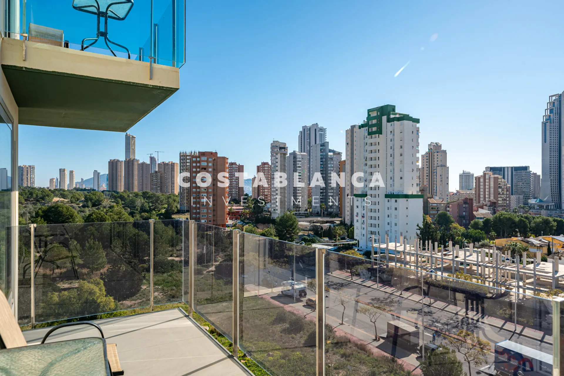 Apartament modern la etajul 5 cu piscine, saună și jacuzzi de vânzare în Finestrat.