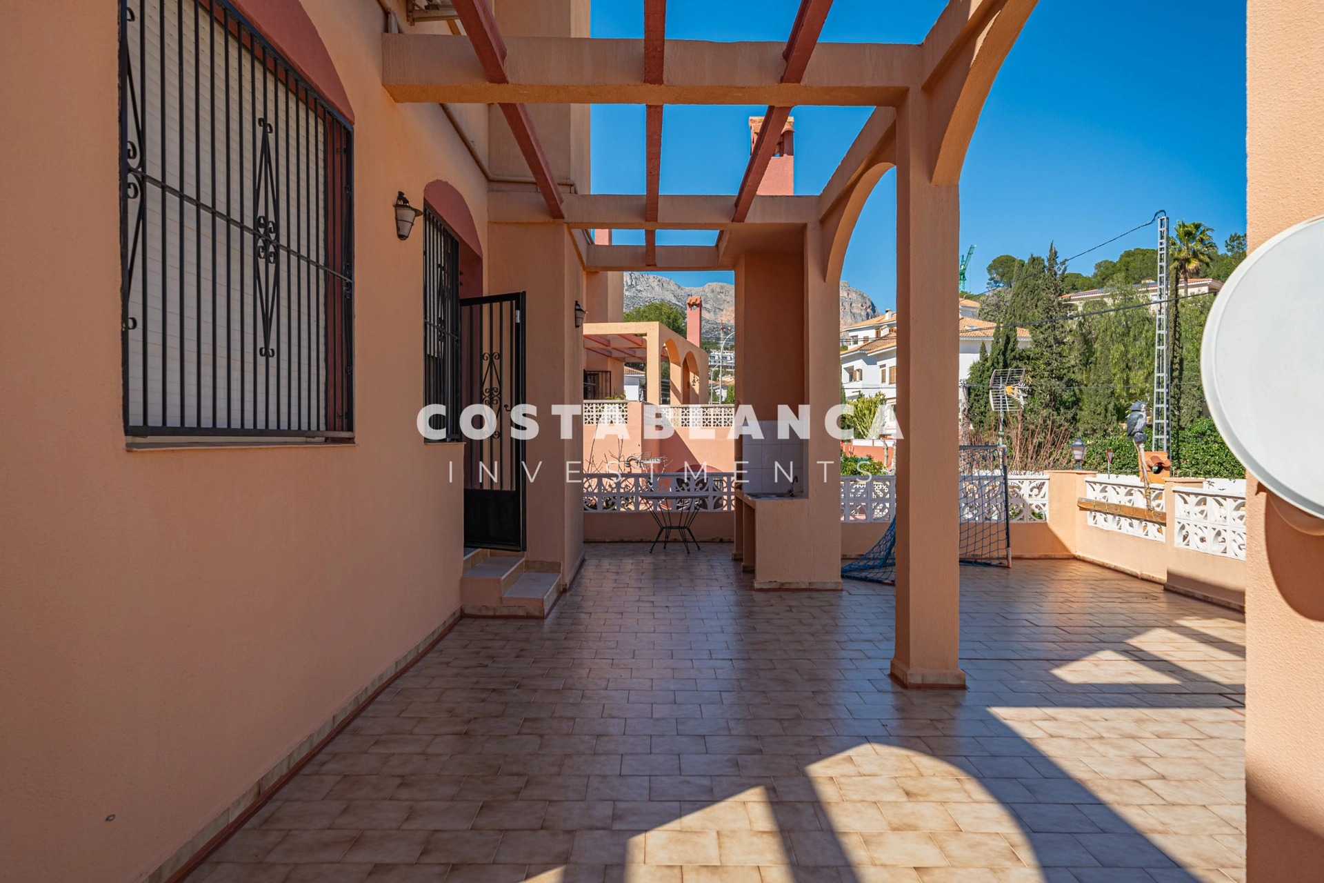 Large family home with pool and summer kitchen for sale in La Nucía.