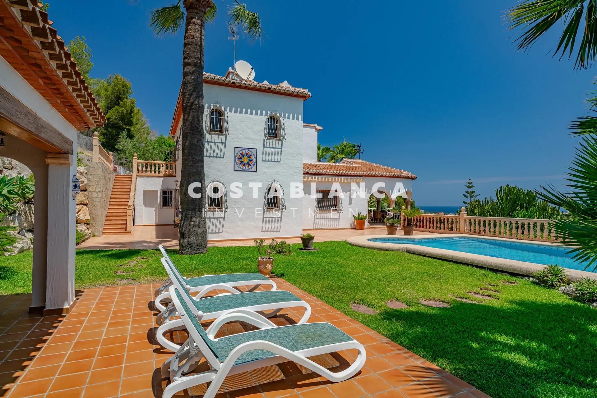 Luxury double plot with uninterrupted views of the green area and the sea for sale in Jávea.