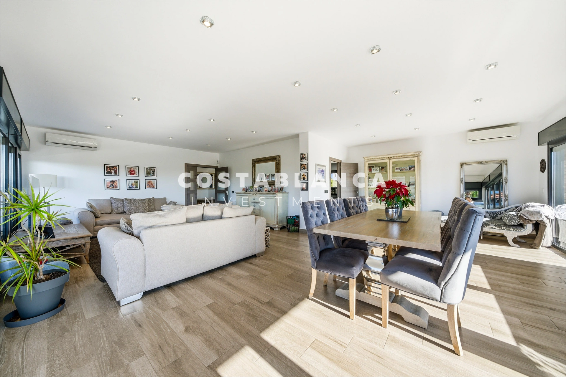Vilă de lux complet recondiționată cu apartament privat, piscină și vedere la munte, de vânzare în Benidorm.