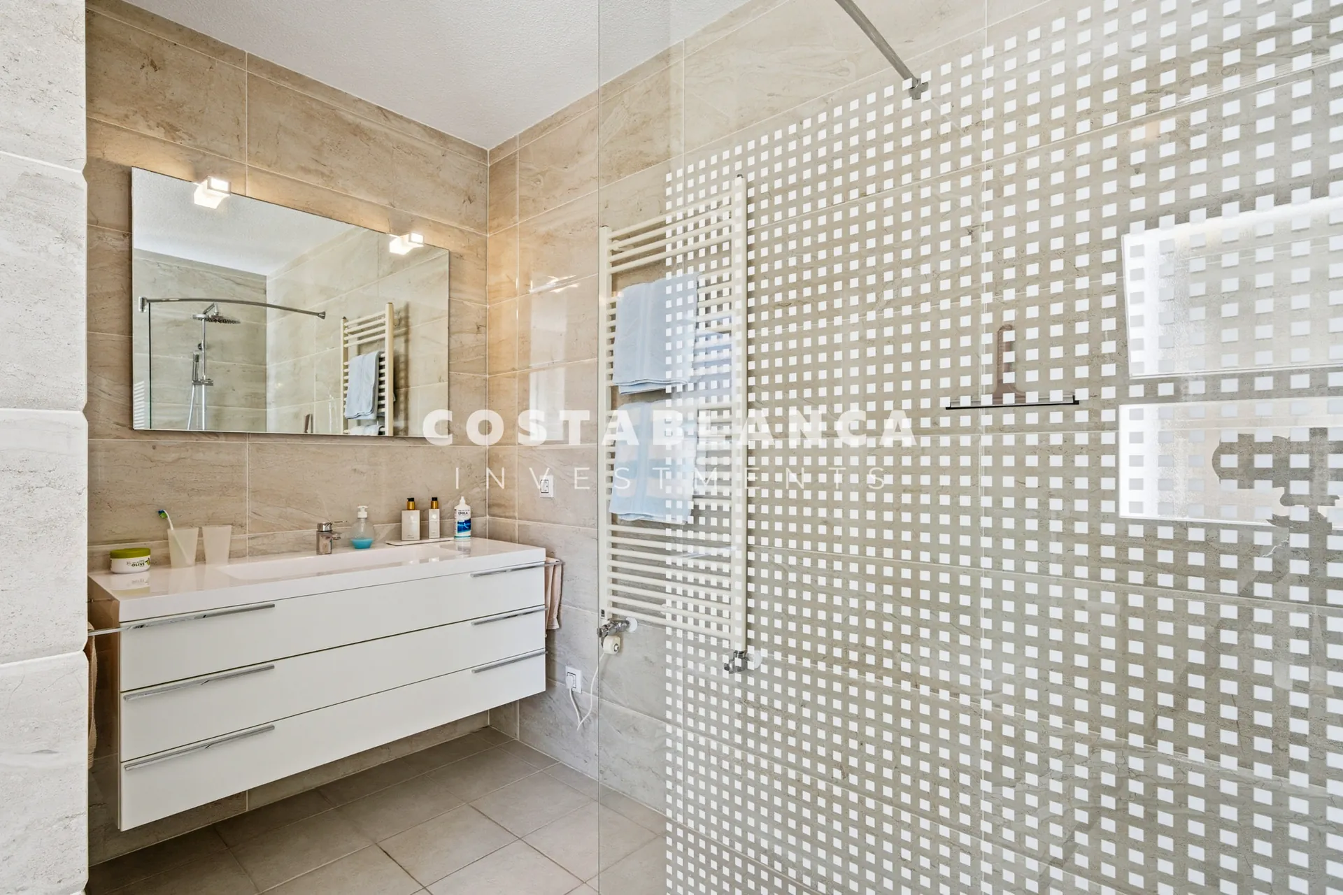 Charming villa with independent guest apartment and pool for sale in La Nucía.