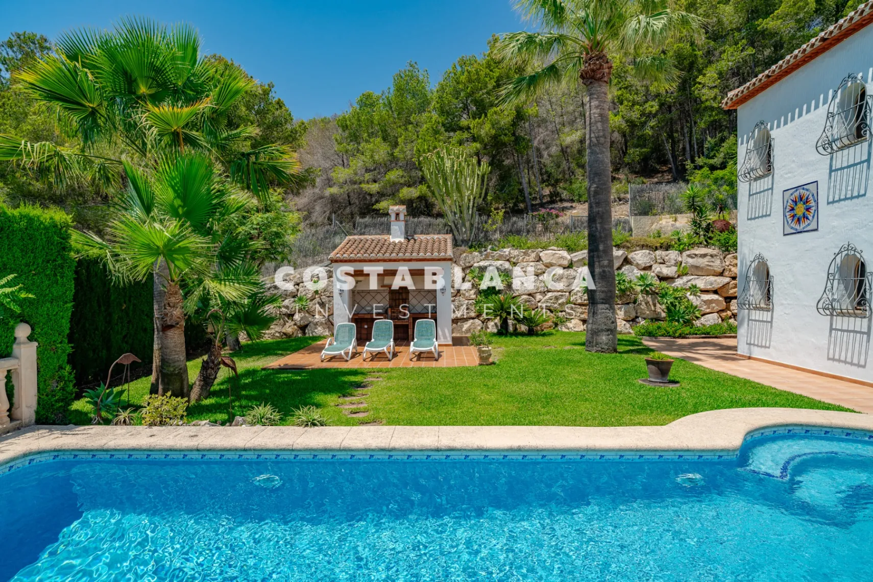 Luxury double plot with uninterrupted views of the green area and the sea for sale in Jávea.