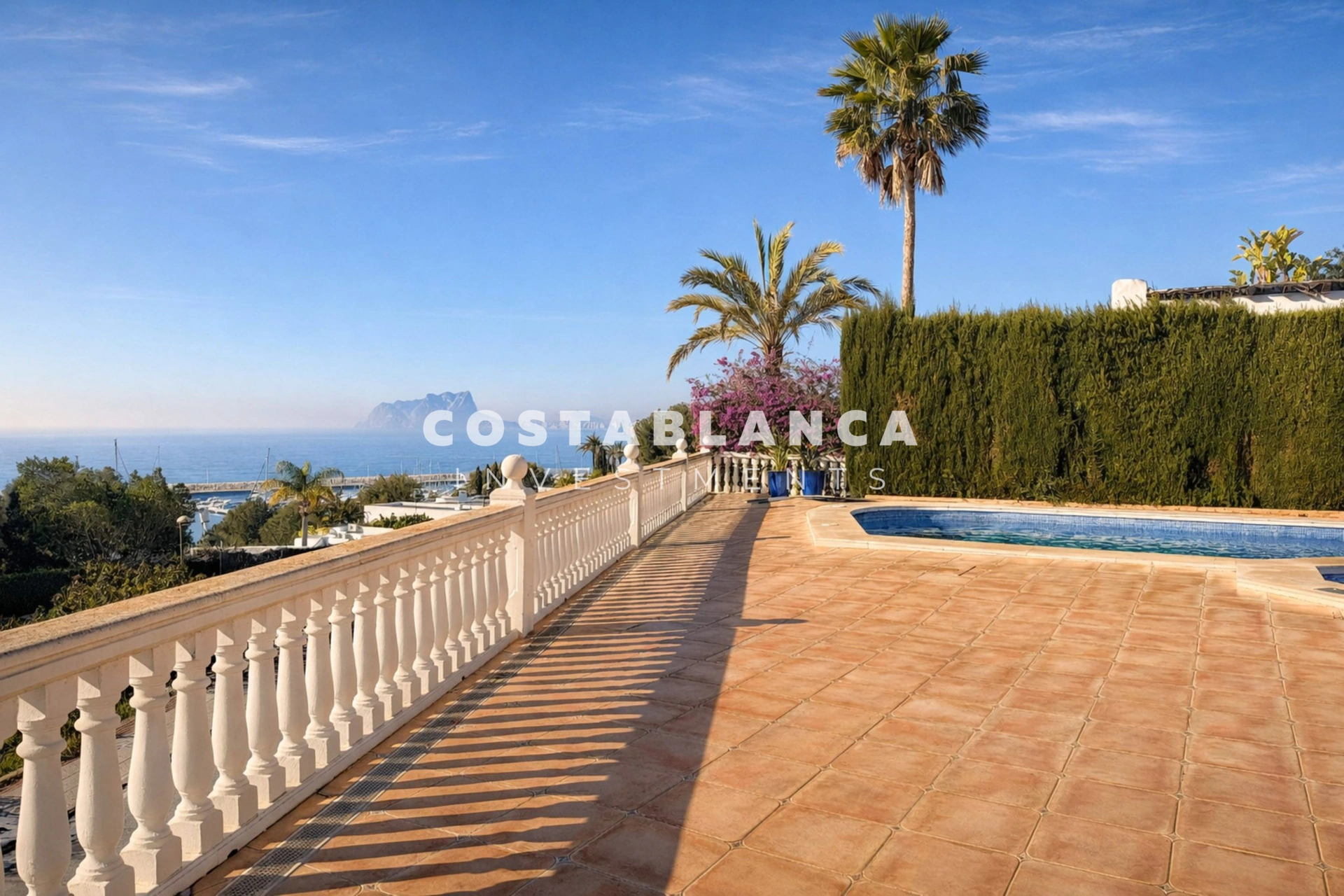 Vila mediteraneană cu vedere la mare și vedere la marină de vânzare în Moraira.