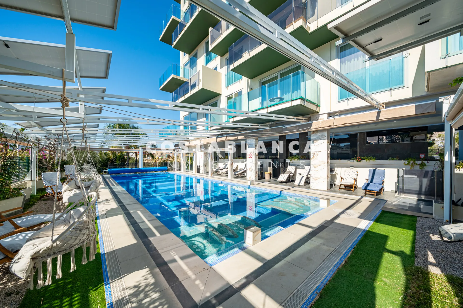 Apartament modern la etajul 5 cu piscine, saună și jacuzzi de vânzare în Finestrat.