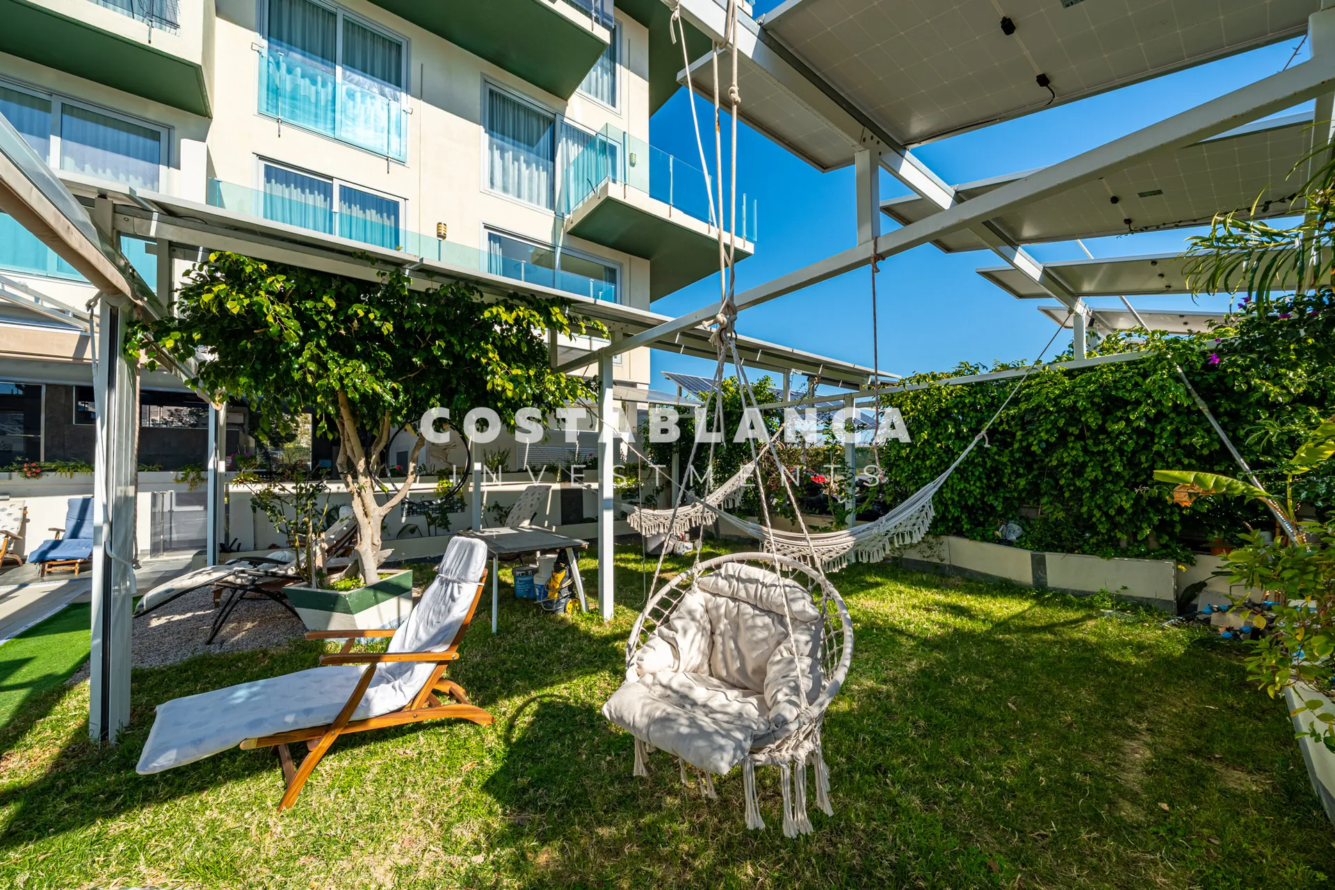 Apartament modern la etajul 5 cu piscine, saună și jacuzzi de vânzare în Finestrat.