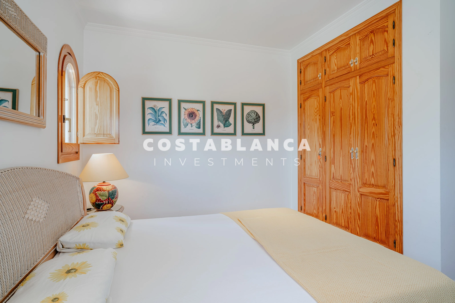 Luxury double plot with uninterrupted views of the green area and the sea for sale in Jávea.