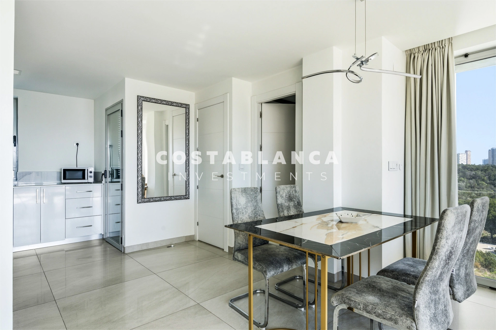Apartament modern la etajul 5 cu piscine, saună și jacuzzi de vânzare în Finestrat.