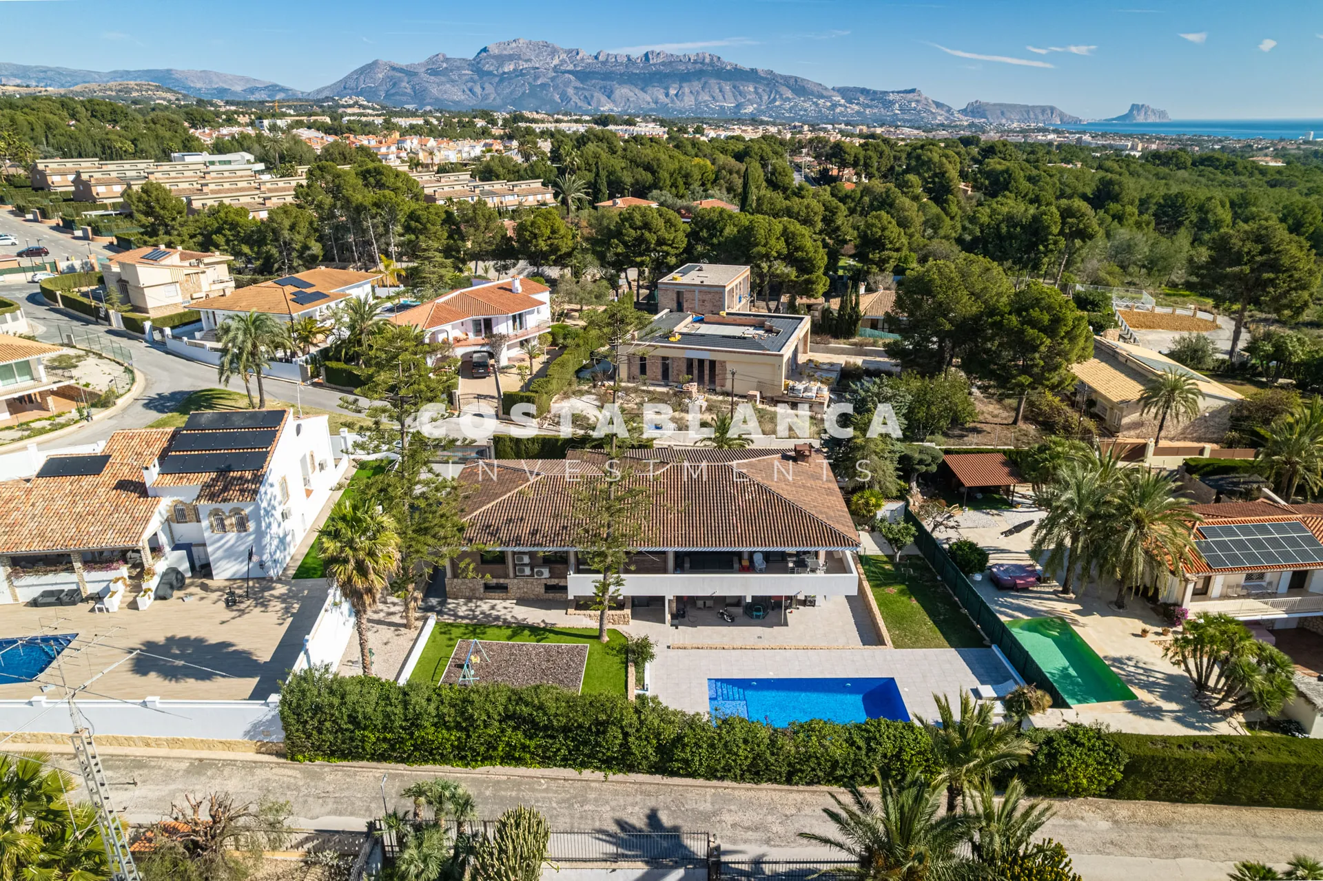 Vilă de lux complet recondiționată cu apartament privat, piscină și vedere la munte, de vânzare în Benidorm.