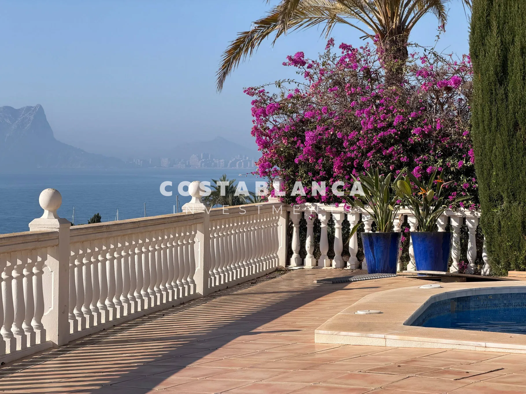 Vila mediteraneană cu vedere la mare și vedere la marină de vânzare în Moraira.