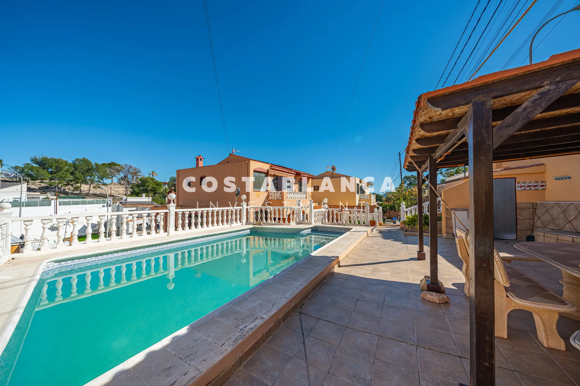 Large family home with pool and summer kitchen for sale in La Nucía.