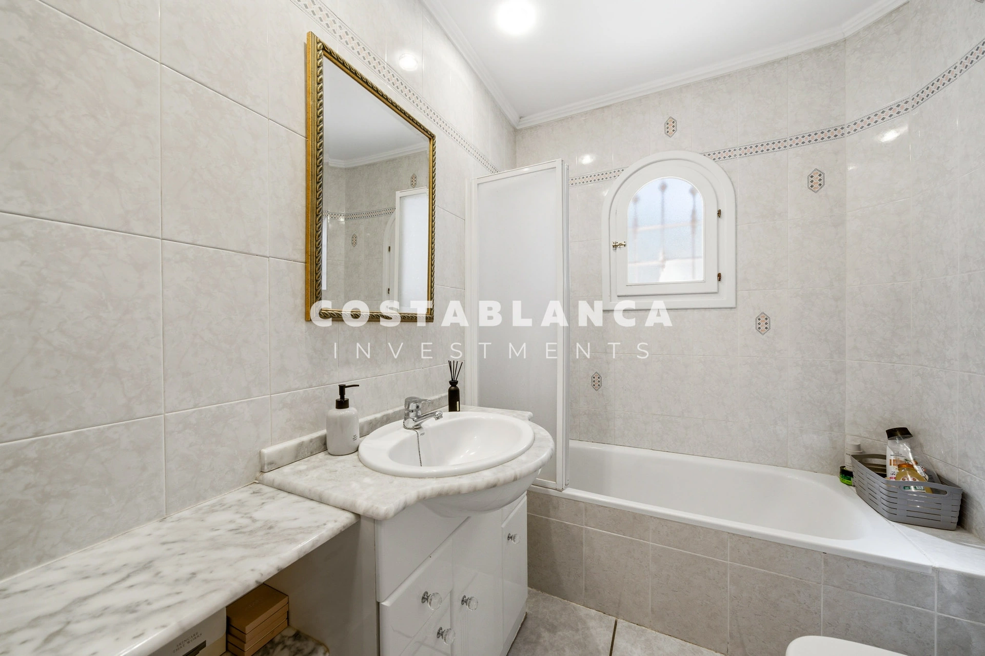 Vila privată cu vedere la mare pe o parcelă de 2.120 m2 de vânzare în Altea.