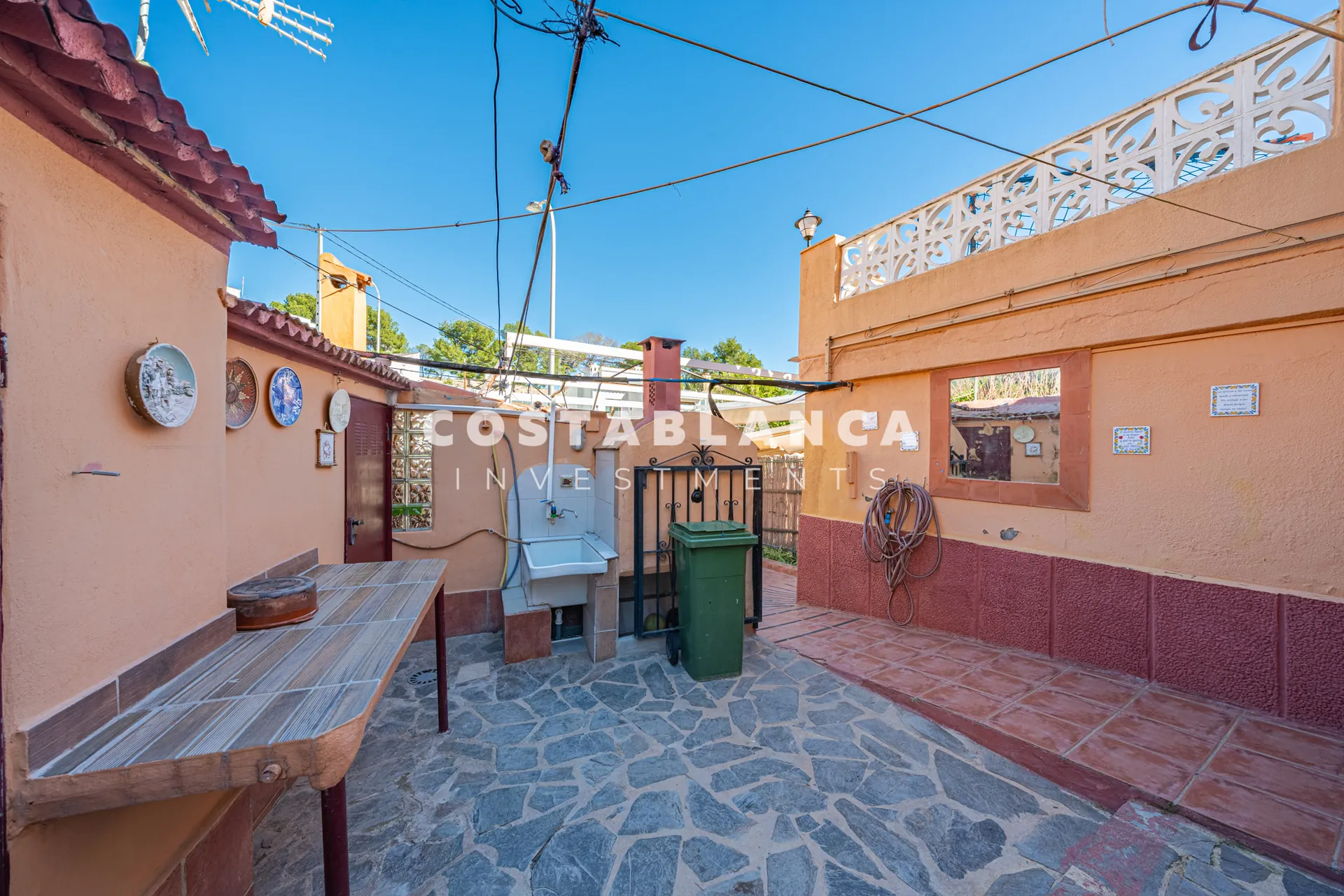 Large family home with pool and summer kitchen for sale in La Nucía.