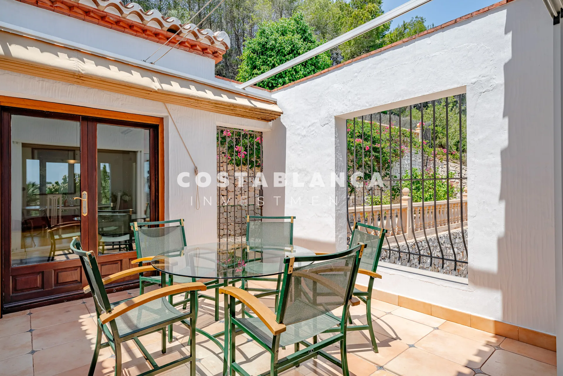 Luxury double plot with uninterrupted views of the green area and the sea for sale in Jávea.