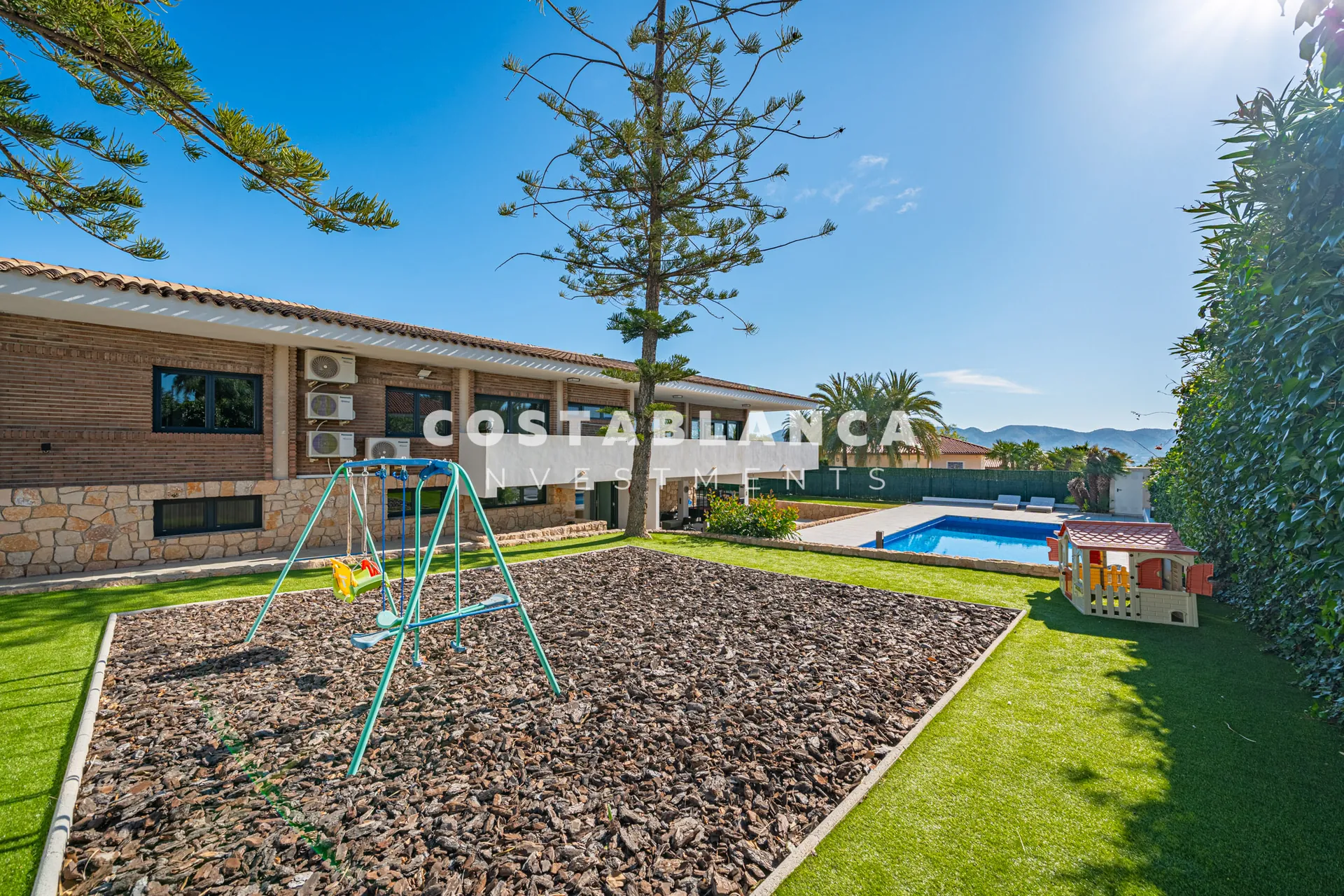 Vilă de lux complet recondiționată cu apartament privat, piscină și vedere la munte, de vânzare în Benidorm.