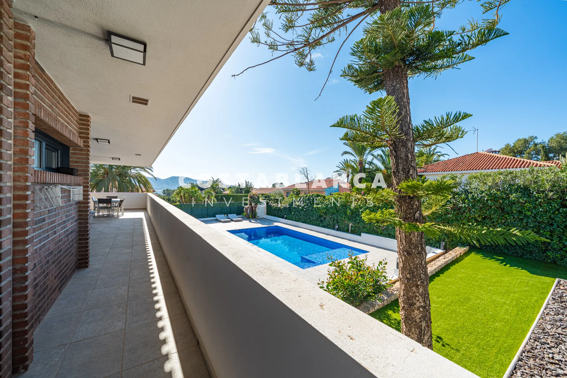 Vilă de lux complet recondiționată cu apartament privat, piscină și vedere la munte, de vânzare în Benidorm.