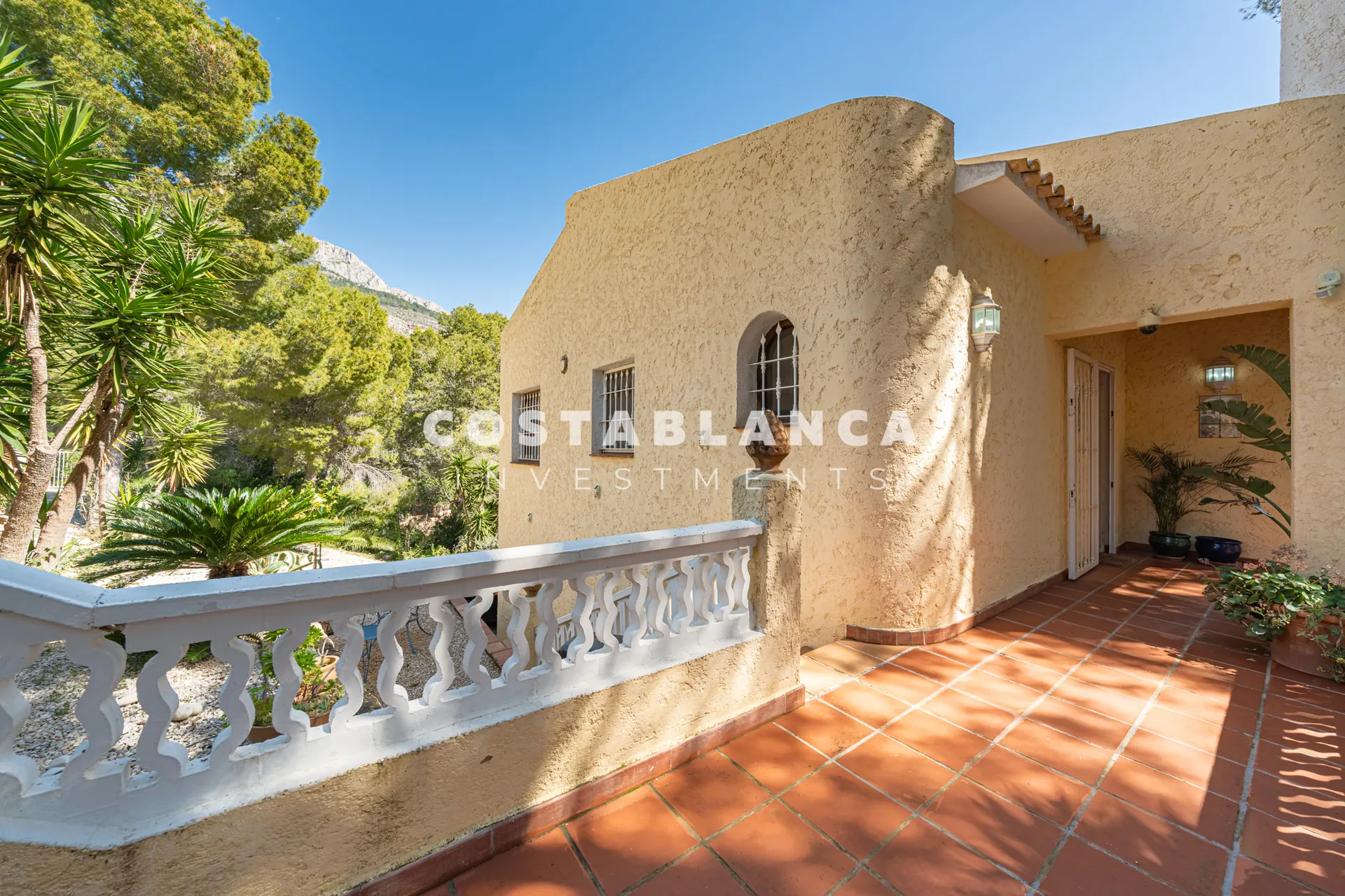 Vila privată cu vedere la mare pe o parcelă de 2.120 m2 de vânzare în Altea.