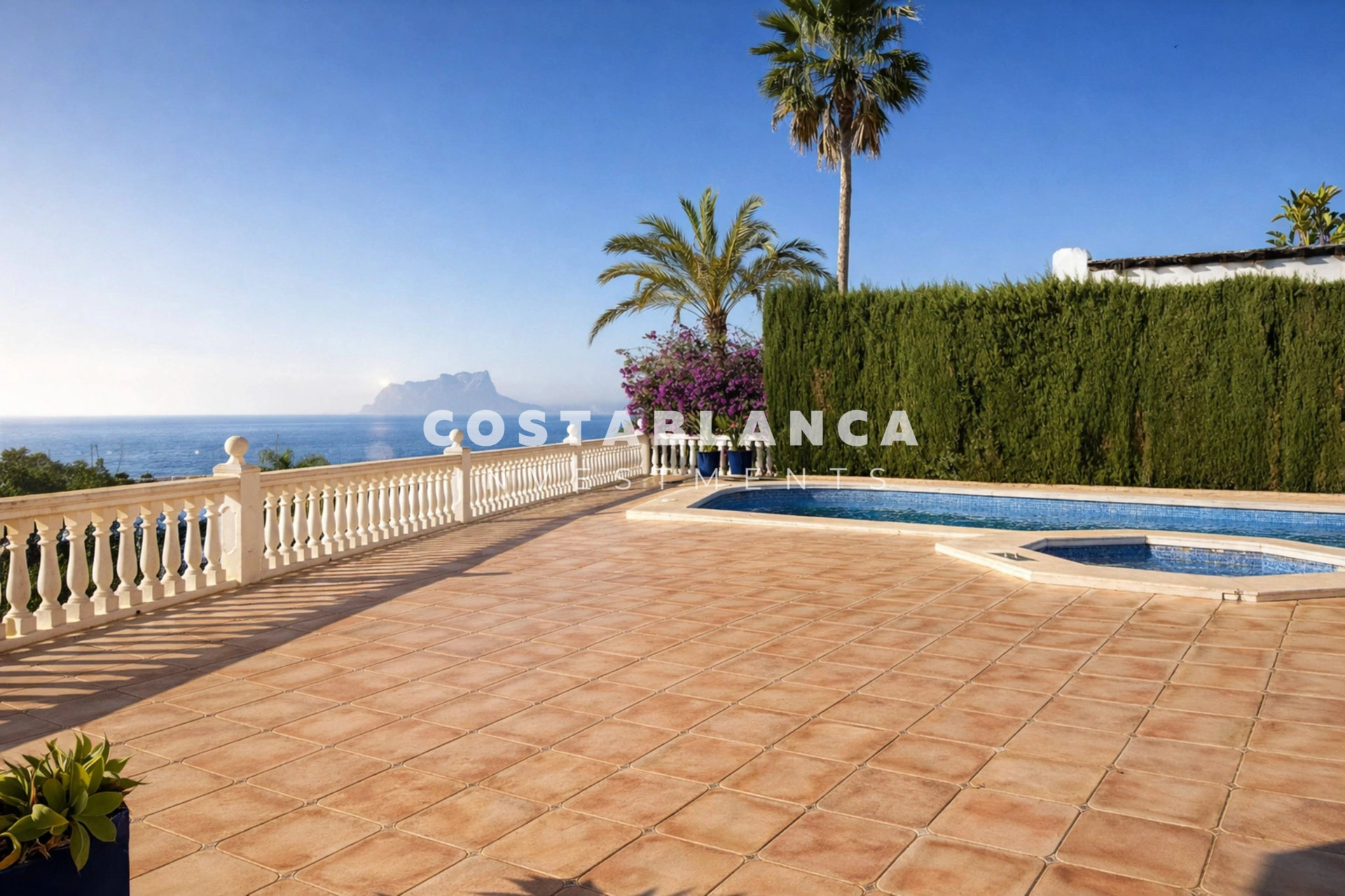 Vila mediteraneană cu vedere la mare și vedere la marină de vânzare în Moraira.
